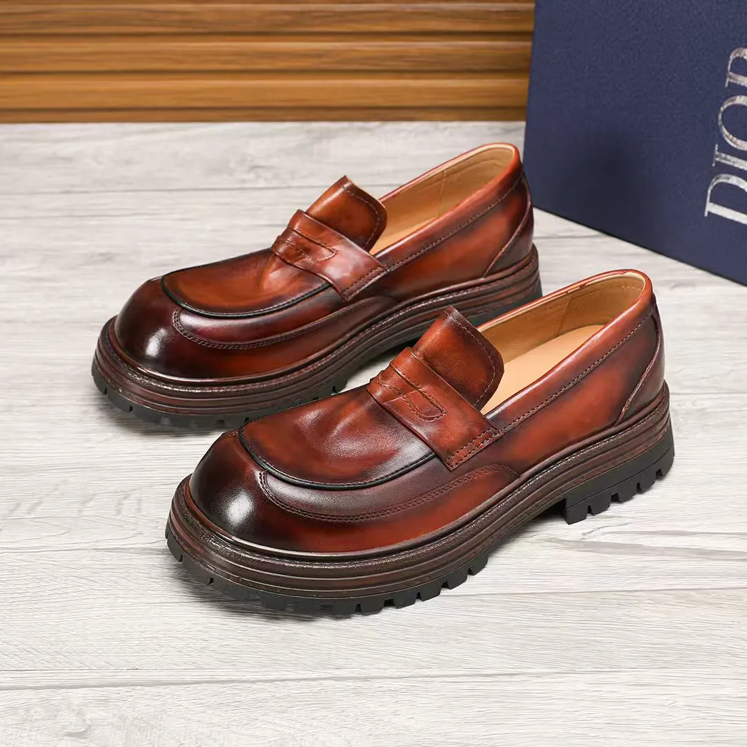 Factory price 540 🕷️🕷️[Dior] Dior's new men's shoes are launched in Hong Kong counters. Official website 1:1 production. Original Italian patented cowhide + water-dyed 🐂 leather lining. Designed by European and American masters. Goodyear craftsmanship, washed cowhide, perfect shape to create counter quality, solid color rubber wear-resistant outsole and classic dazzling toe! Super versatile and very comfortable. High-end without losing taste, fashionable and novel! ! Absolute focus! Colors optional, code number 38-44 (45 customized)